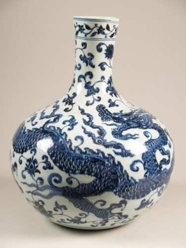 Vaas met decor van drietenige draak
